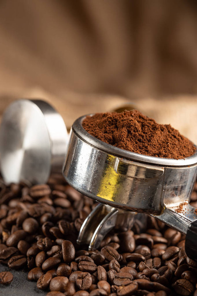 Pěch kávu, kávovar je vyroben z nerezové oceli a pražírna péct něja - Fotografie, Obrázek