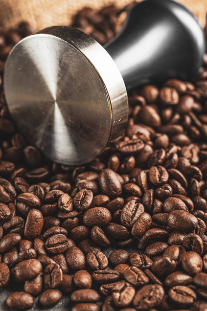 Koffie tamper, koffie pers is gemaakt van roestvrij staal en roaste - Foto, afbeelding