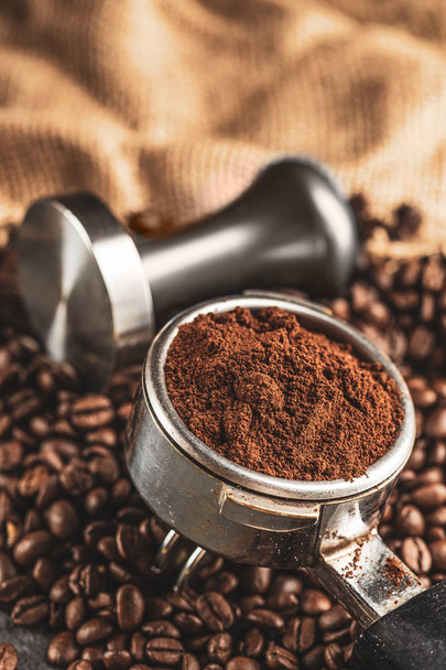 Pěch kávu, kávovar je vyroben z nerezové oceli a pražírna péct něja - Fotografie, Obrázek
