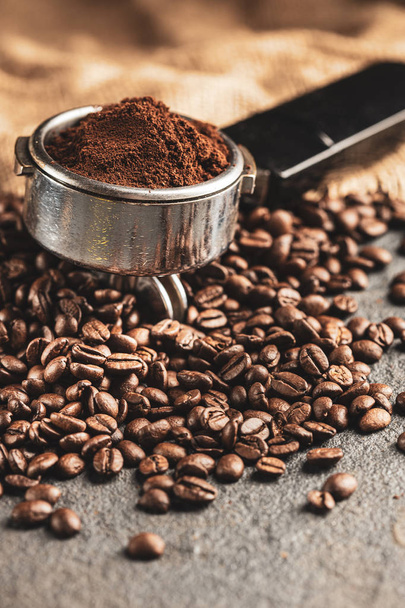 Kávéfőző kávébabbal. Kő háttér - Fotó, kép