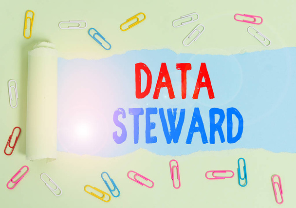 Tekstimerkki, jossa näkyy Data Steward. Organisaation s hyödyntämisestä vastaava käsitteellinen valokuva on tiedon hallinta
. - Valokuva, kuva