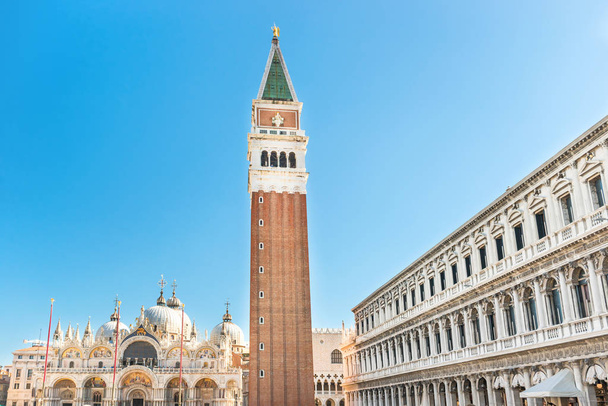 San Marco plein in Venetië met klokkentoren - Foto, afbeelding