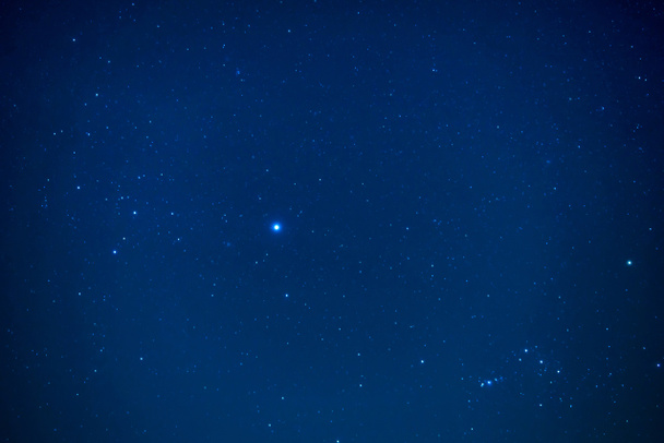 Night Dark Sky met heldere sterren - Foto, afbeelding