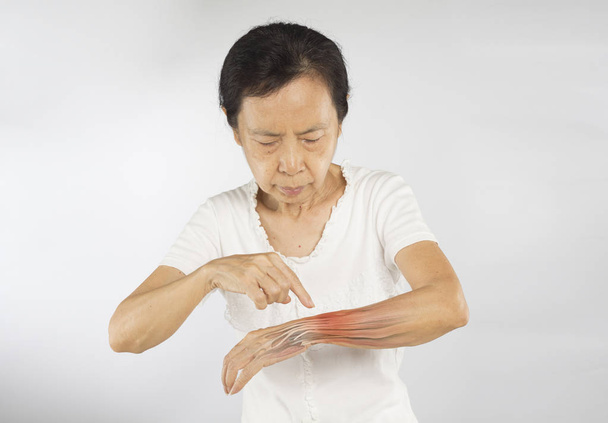 idős ázsiai nő úgy érzi, csukló izomsérülés  - Fotó, kép