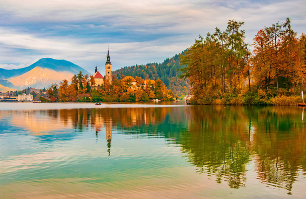 Γραφικό φθινοπωρινό τοπίο της λίμνης Bled, Σλοβενία - Φωτογραφία, εικόνα