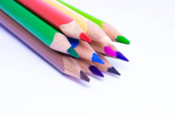 カラーペンシル杭鉛筆の爪のマクロショットを閉じる,学校のアートルームから使用される鉛筆. - 写真・画像