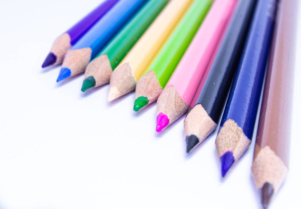 Zbliżenie makro strzał z ołówka kolor stos pióro ścinki, używane ołówki z sali sztuki szkoły. - Zdjęcie, obraz