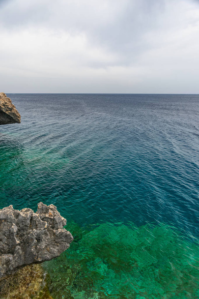 Скелясте узбережжя Середземного моря на острові Кіпр.. - Фото, зображення