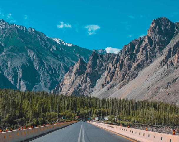 Asfalt weg die leidt naar hoge Rocky Mountains, Travel concept - Foto, afbeelding