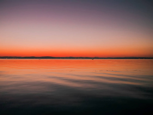 Θέα στο ηλιοβασίλεμα πάνω από τη λίμνη Balaton στο Siofok, Hung - Φωτογραφία, εικόνα