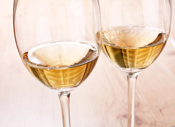 Glasses of white wine - Foto, afbeelding