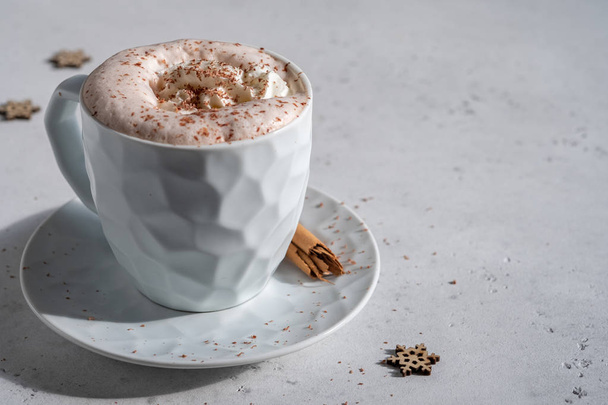 Hot chocolate, decorated with whipped cream and cinnamon - Фото, зображення