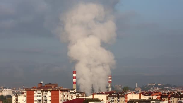 Pára vychází z průmyslové zóny ve městě. Znečištění ovzduší ve Skopje, Makedonie. - Záběry, video