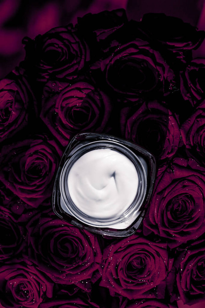 Crema facial hidratante para la piel y flores moradas oscuras, piel de lujo
 - Foto, imagen