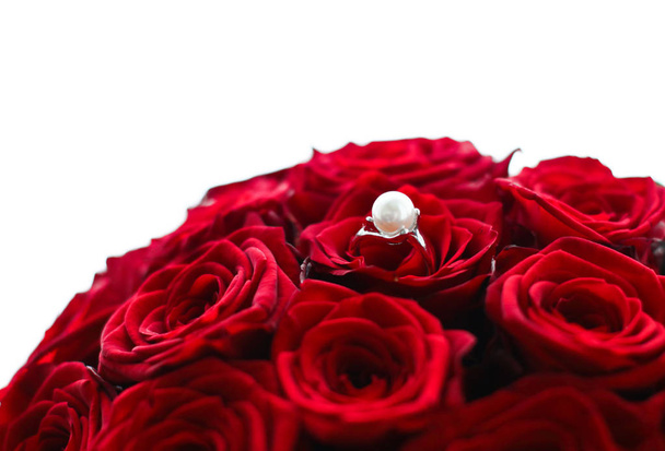 Krásný bílý zlatý perlový prsten a kytice červených růží, přepych - Fotografie, Obrázek