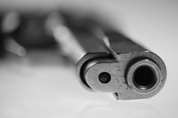 Makroaufnahme der Waffe auf weißem Hintergrund - Foto, Bild