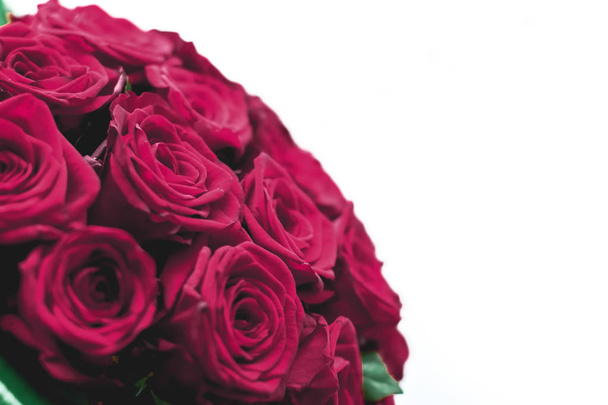 Πολυτελές μπουκέτο από μπορντό τριαντάφυλλα σε μαρμάρινο φόντο, όμορφο - Φωτογραφία, εικόνα