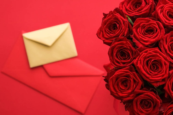 Carta de amor y servicio de entrega de flores en el día de San Valentín, lujo
 - Foto, imagen
