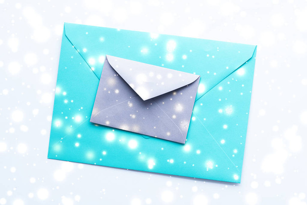 Зимові канікули пусті паперові конверти на мармурі з блискучим снігом f
 - Фото, зображення