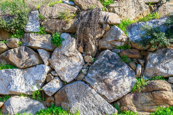 Куча природных минеральных грубых тяжелых камней
. - Фото, изображение