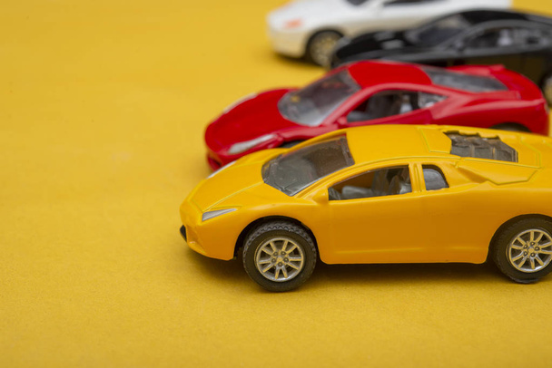 Colección de coches modernos multicolores sobre fondo amarillo
 - Foto, imagen