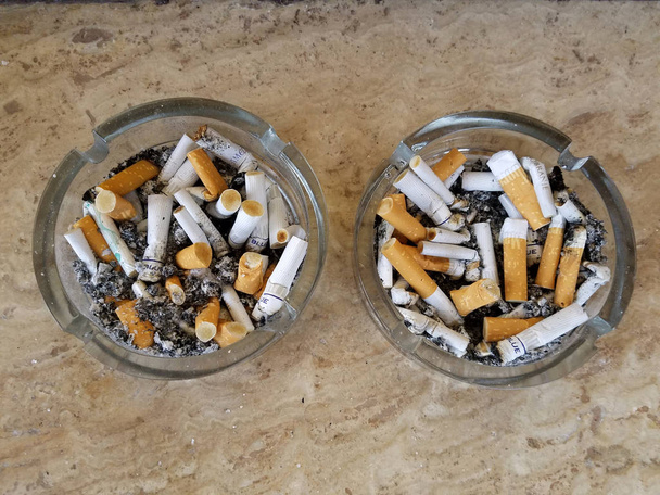 Cinzeiros com pontas de cigarro
. - Foto, Imagem