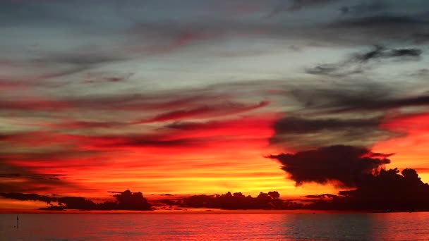 bunte Flamme Sonnenuntergang am orangefarbenen Himmel und dunkelrote Wolke über dem Meer - Filmmaterial, Video