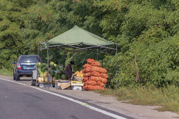Melancias, melões e cebolas em um mercado espontâneo
 - Foto, Imagem