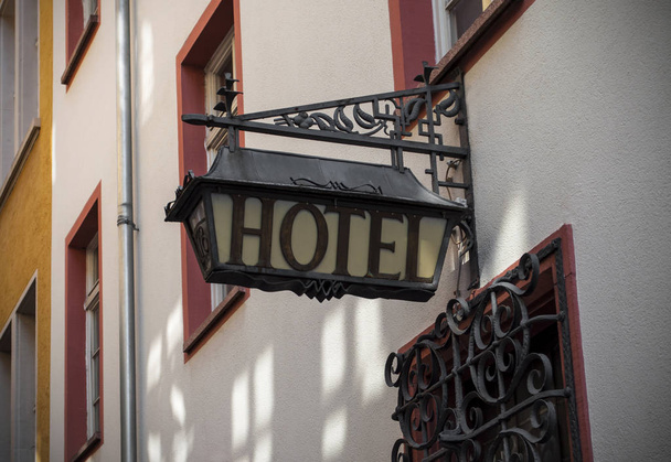Starý hotelový znak z kovu na středověké fasádě - Fotografie, Obrázek