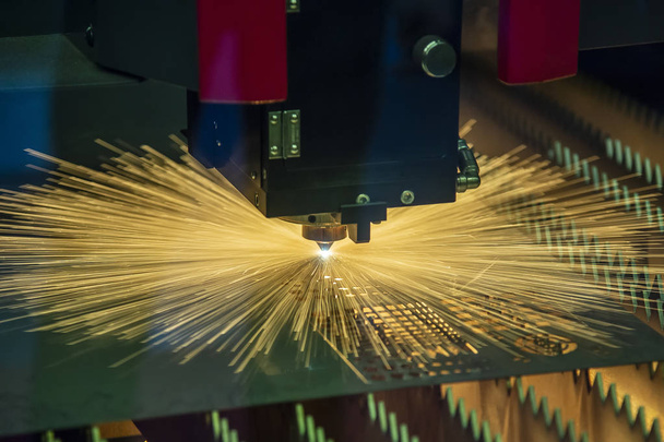 Fiber lazer kesme makinesi metal levhada delik açıyor. . - Fotoğraf, Görsel