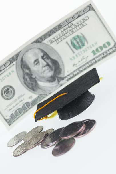 Більше заощаджень, необхідних для вищої освіти
 - Фото, зображення