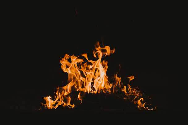 Llamas de fuego aisladas sobre fondo negro. alta resolución fuego de madera llamas colección humo textura fondo concepto imagen
. - Foto, imagen