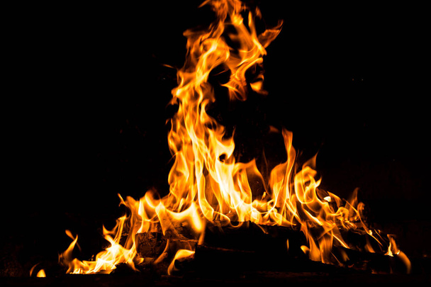 Πυρκαγιά φλόγες απομονώνονται σε μαύρο φόντο. Υψηλή ανάλυση ξύλου φωτιά φλόγες συλλογή καπνού υφή φόντο έννοια εικόνα. - Φωτογραφία, εικόνα
