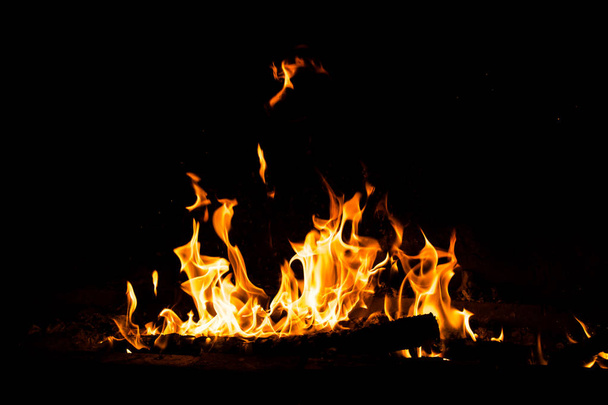 Πυρκαγιά φλόγες απομονώνονται σε μαύρο φόντο. Υψηλή ανάλυση ξύλου φωτιά φλόγες συλλογή καπνού υφή φόντο έννοια εικόνα. - Φωτογραφία, εικόνα