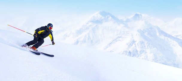 Skifahrer im Hochgebirge - Foto, Bild