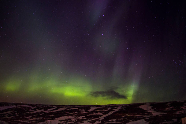 Aurora Borealis. Islanda vicino al lago Myvatn in inverno. Bella danza aurora boreale sopra la montagna invernale
  - Foto, immagini