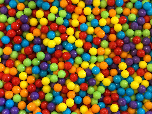 Achtergrond van fel gekleurde snoepballen. - Foto, afbeelding