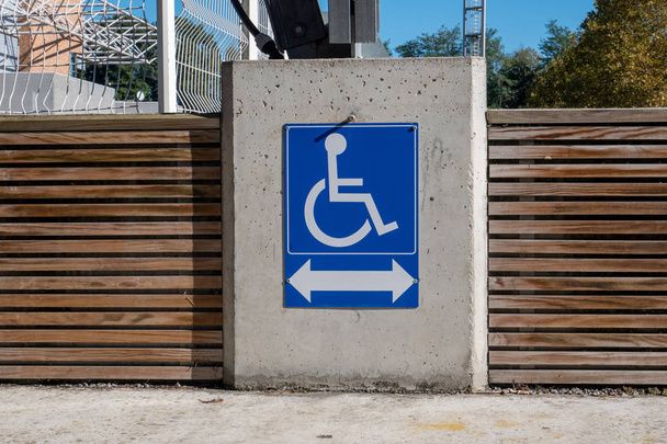 znak drogi dla osób na wózkach inwalidzkich - Zdjęcie, obraz
