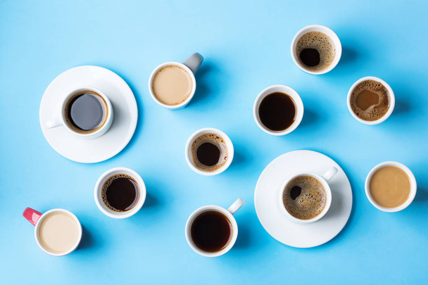 Luova tasainen lay valikoima kahvikupit
 - Valokuva, kuva
