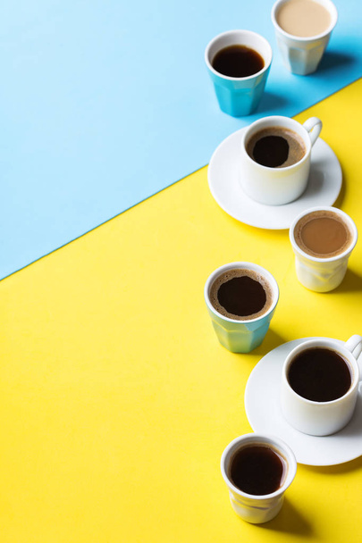 Pose plate créative avec assortiment de tasses à café
 - Photo, image