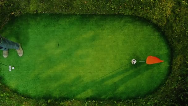 Golf gracz z powodzeniem uderza piłkę w górnej widoku - Materiał filmowy, wideo