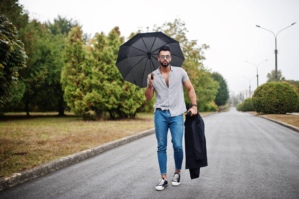 Moda alta barba árabe hombre usar en camisa, jeans y sunglas
 - Foto, Imagen