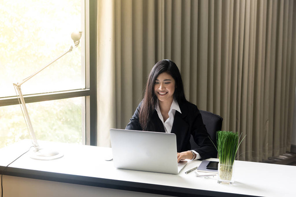 gyönyörű üzleti nő dolgozik rajta laptop ülve  - Fotó, kép