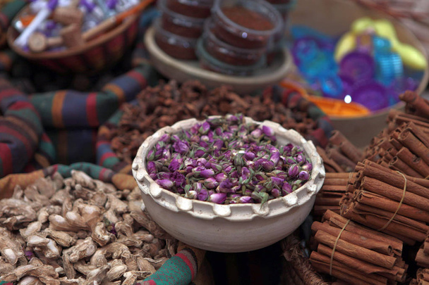 Виды, ингредиенты чайные цветы и мыло на уличном рынке Акки
 - Фото, изображение
