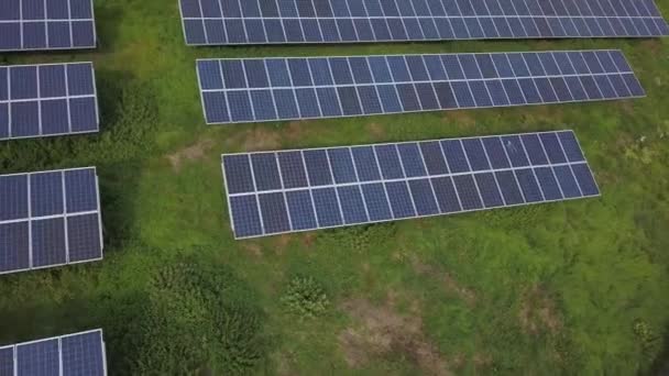 Vista aérea de painéis solares na fazenda solar
 - Filmagem, Vídeo