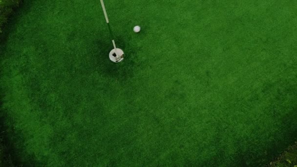 Golf speler is met succes raken van de bal in top view - Video
