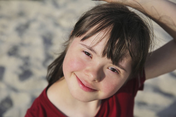 Retrato de niña sonriendo en la playa
 - Foto, imagen