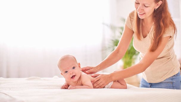 гімнастична дитина. масаж маленька новонароджена дитина
. - Фото, зображення