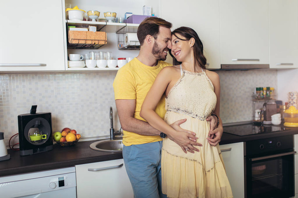 mulher grávida com marido na cozinha - Foto, Imagem