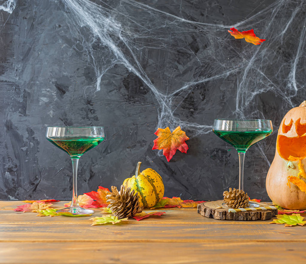 Halloween party zöld koktélokkal és squash vicces arccal - Fotó, kép